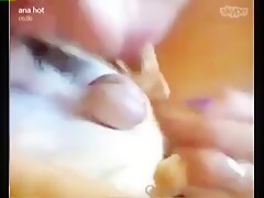 Novinha fazendo boquete no cachorro ao vivo